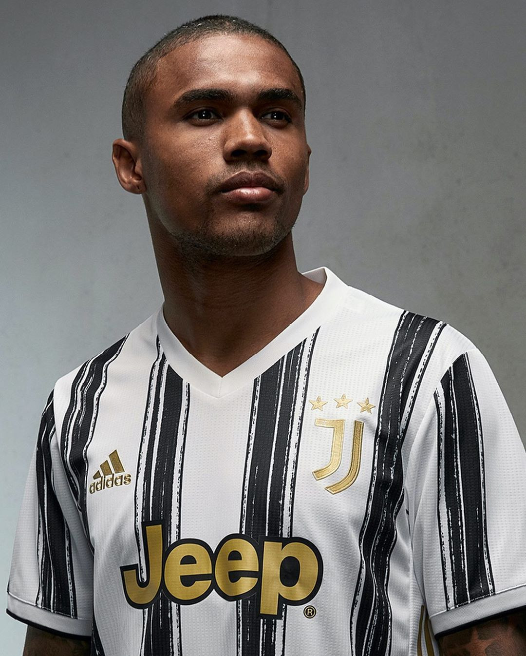 Douglas Costa indossa Juventus Home Kit 2020/2021