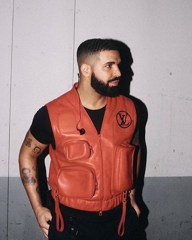 Drake Louis Vuitton Drake indossa smanicato rosso Louis Vuitton