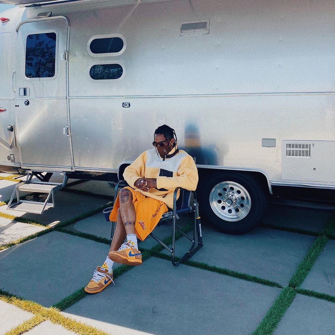 travis scott dunks brown