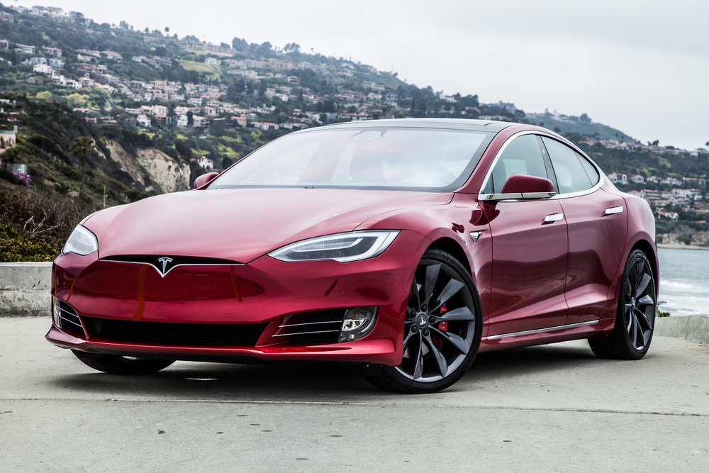 Tesla Model S rossa foto frontale
