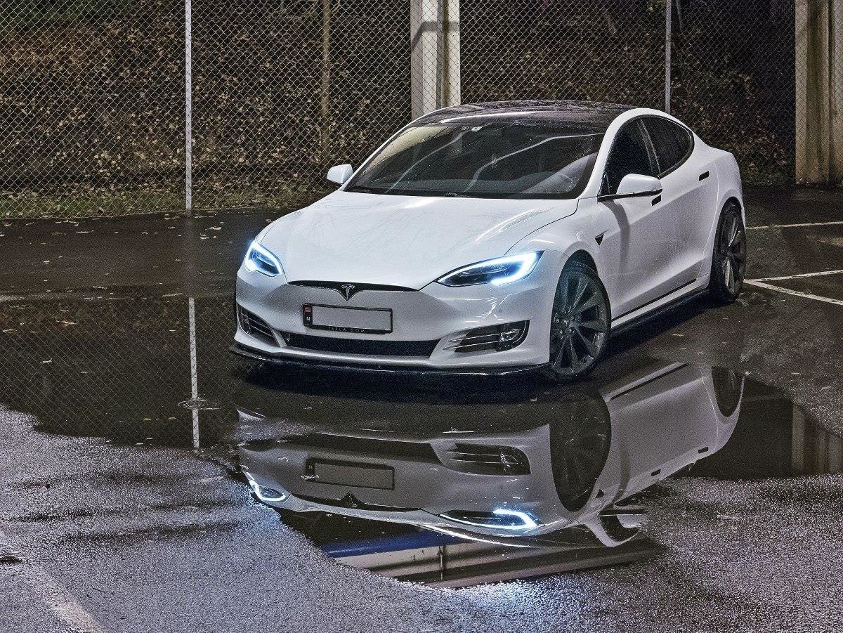Tesla Model S davanti